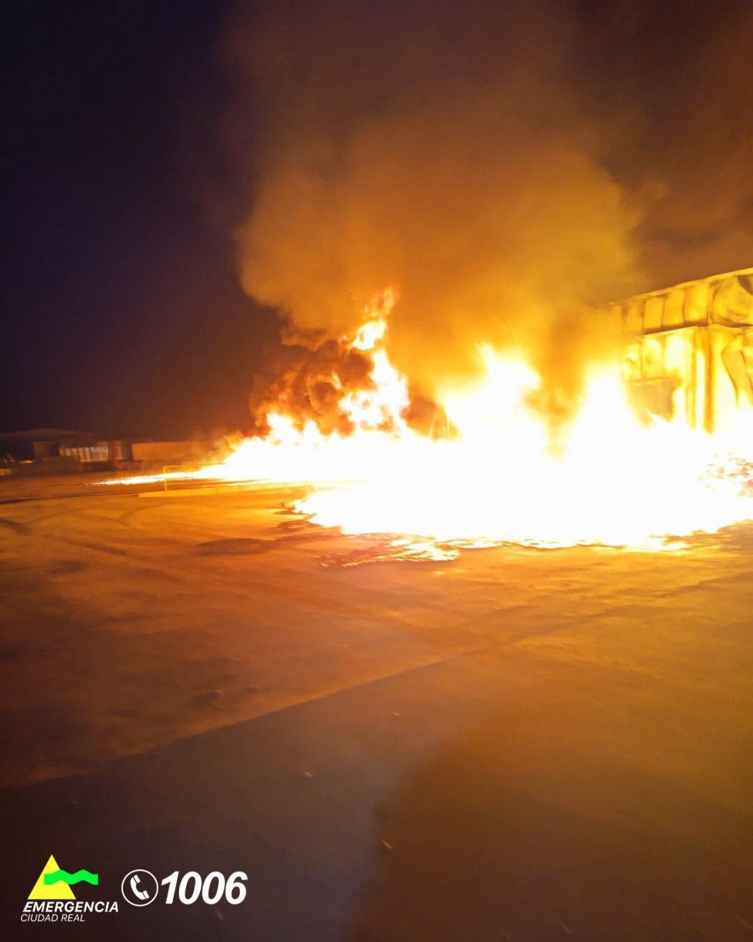 Bomberos de Tomelloso, Alcázar y Manzanares actúan en un grave incendio en Cinco Casas
