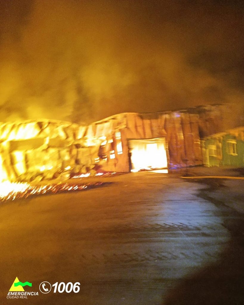 Bomberos de Tomelloso, Alcázar y Manzanares actúan en un grave incendio en Cinco Casas 1 incendio nave cinco casas 9