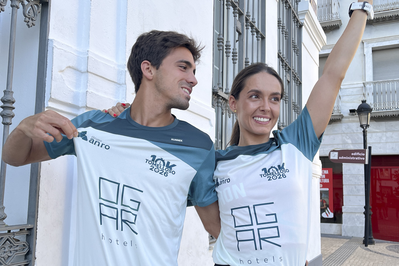 La 10K Ciudad de Tomelloso by OGAR Hotels presenta su camiseta oficial, inspirada en el cielo y el paisaje de La Mancha