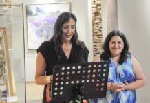 Davinia García Caballero convierte el vino en arte para retratar el alma de Tomelloso en “A Palo Seco” La exposición «A Palo Seco», de Davinia García Caballero, propone en CALMA un viaje con los cinco sentidos utilizando el vino como forma de expresión