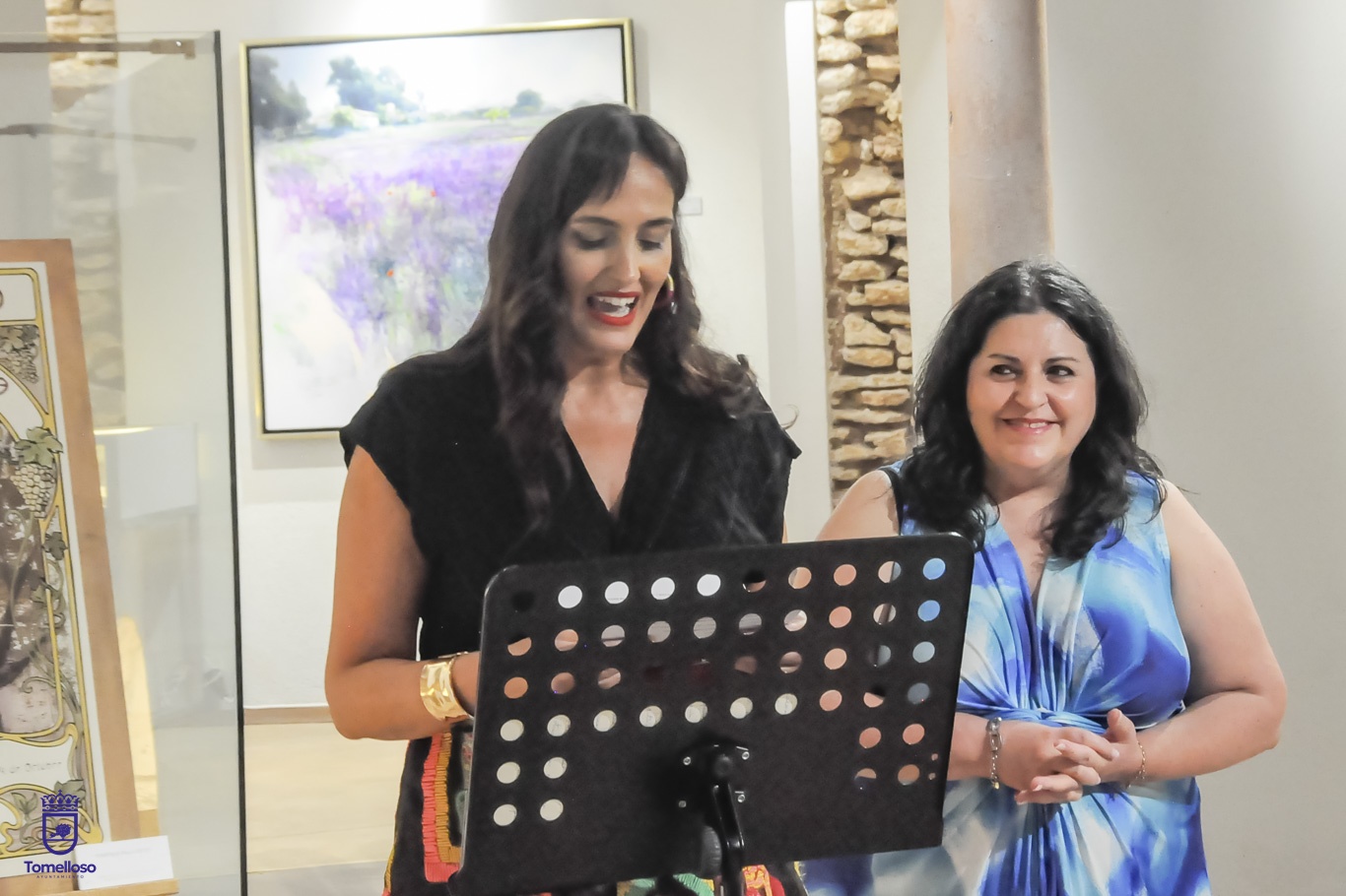 La exposición «A Palo Seco», de Davinia García Caballero, propone en CALMA un viaje con los cinco sentidos utilizando el vino como forma de expresión