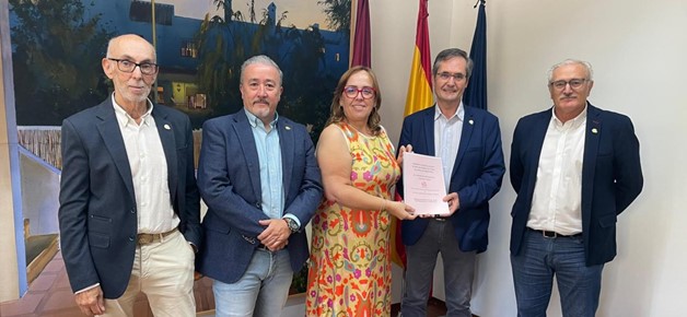 La Sociedad Cervantina de Alcázar presenta ante la Junta el expediente para declarar Bien de Interés Cultural el legado universal de don Quijote y Sancho Panza