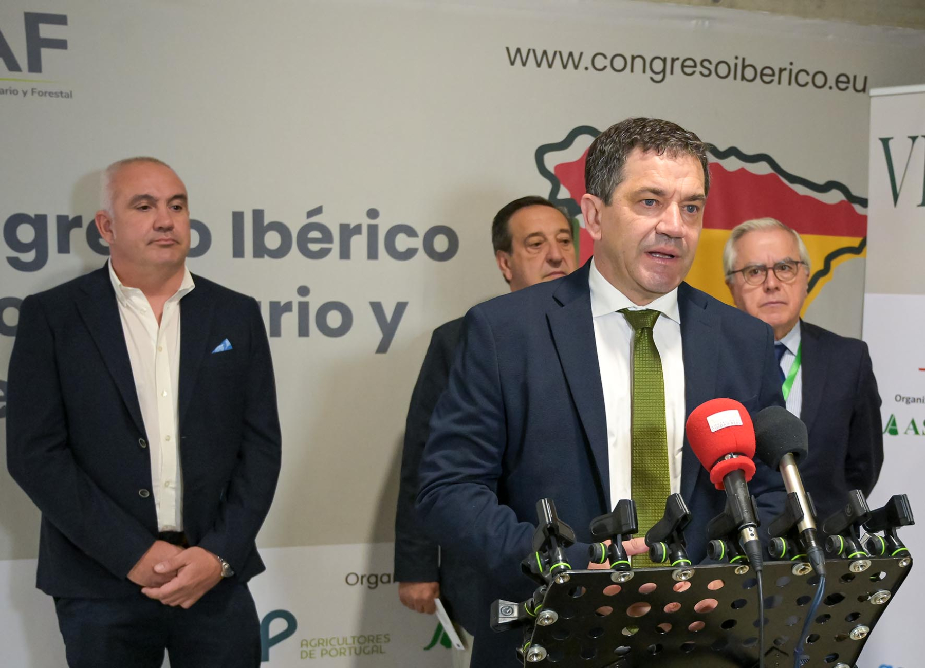 Valverde pone en valor la importancia de que España y Portugal hagan “un frente común” para afrontar los retos del sector agrario 6 Miguel Ángel Valverde pone en valor la importancia de que España y Portugal hagan “un frente común” para afrontar los retos del sector agrario durante el VI Congreso Ibérico Agropecuario y Forestal