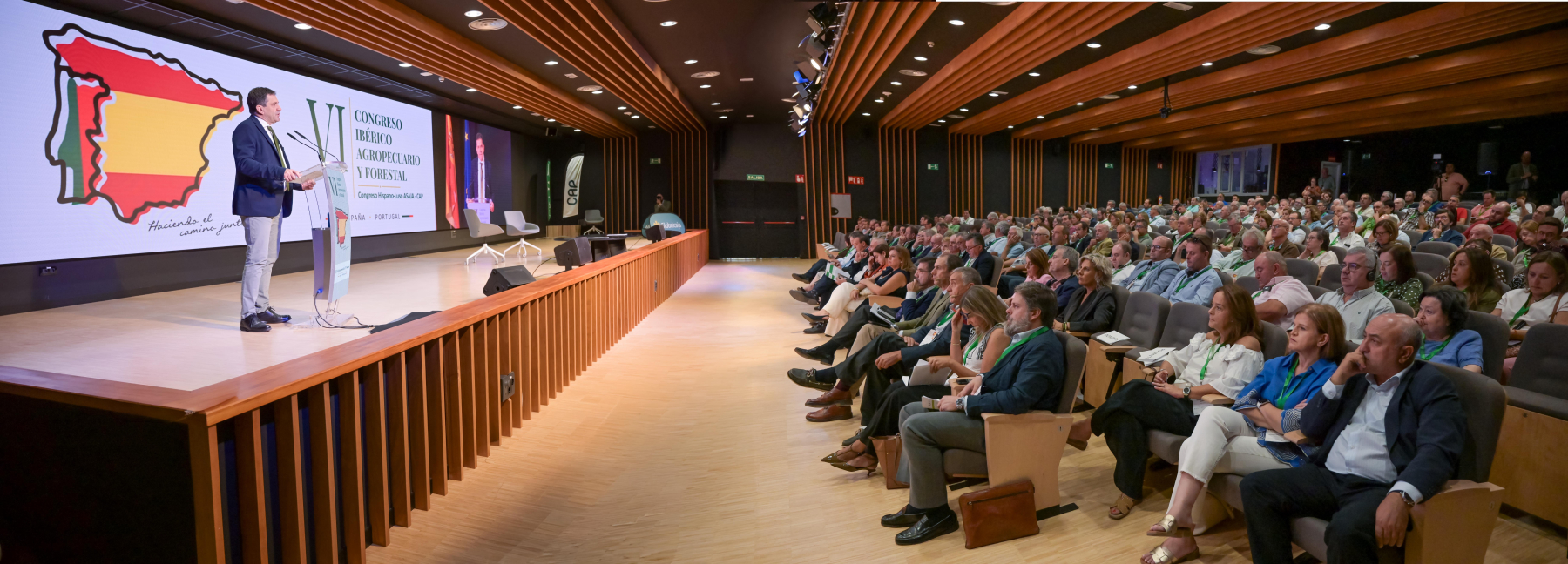 Valverde pone en valor la importancia de que España y Portugal hagan “un frente común” para afrontar los retos del sector agrario 11 Miguel Ángel Valverde pone en valor la importancia de que España y Portugal hagan “un frente común” para afrontar los retos del sector agrario durante el VI Congreso Ibérico Agropecuario y Forestal