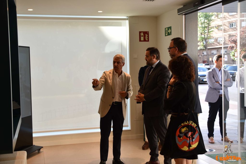 Núñez visita Ogar Hotel en Tomelloso y pone el foco en los impuestos y el encarecimiento de la cesta de la compra 6 paco nunez visita.hotel ogar tomelloso 2026 08