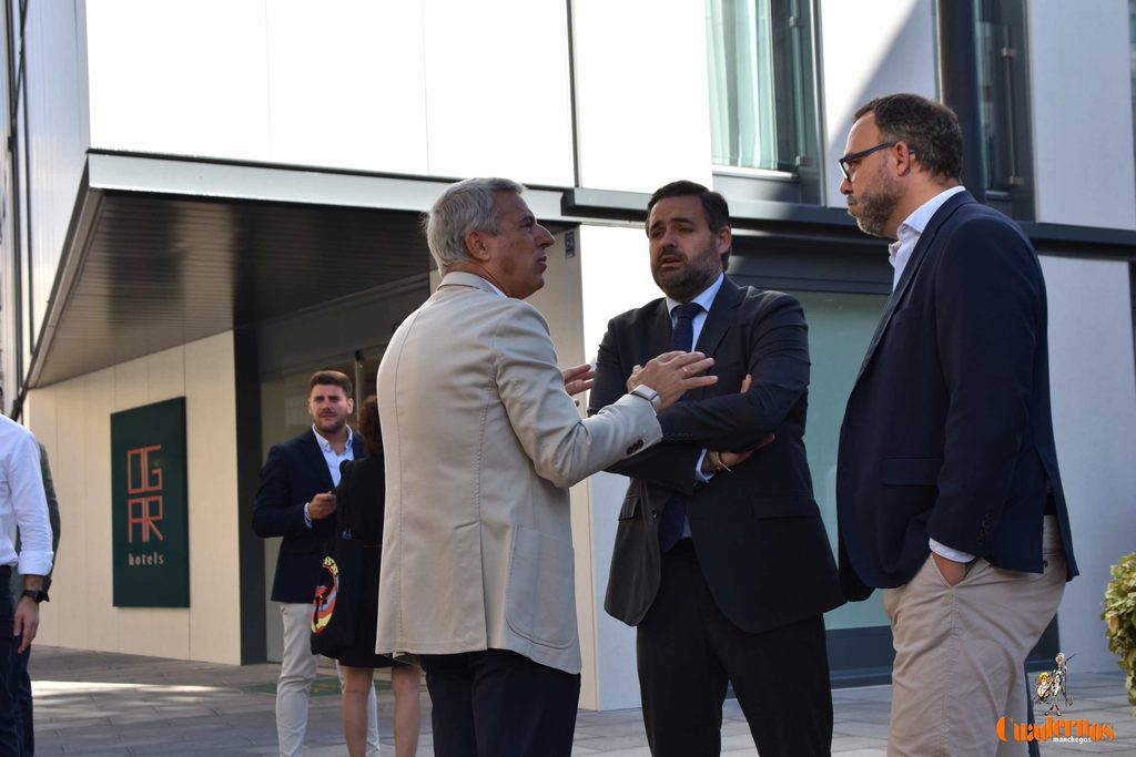 Núñez visita Ogar Hotel en Tomelloso y pone el foco en los impuestos y el encarecimiento de la cesta de la compra 5 paco nunez visita.hotel ogar tomelloso 2026 09