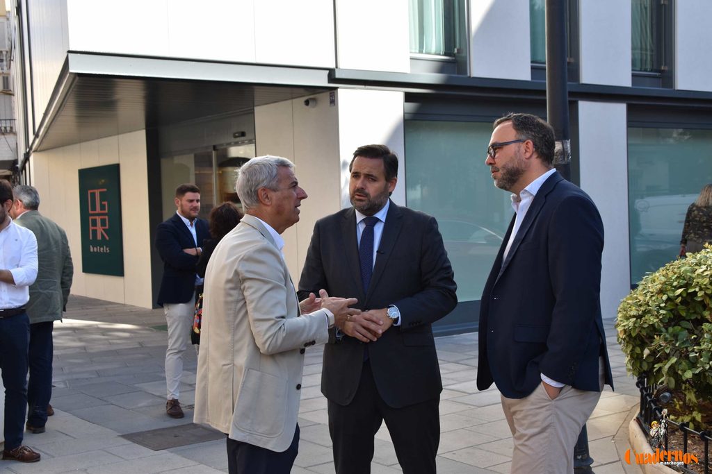 Núñez visita Ogar Hotel en Tomelloso y pone el foco en los impuestos y el encarecimiento de la cesta de la compra 3 paco nunez visita.hotel ogar tomelloso 2026 11