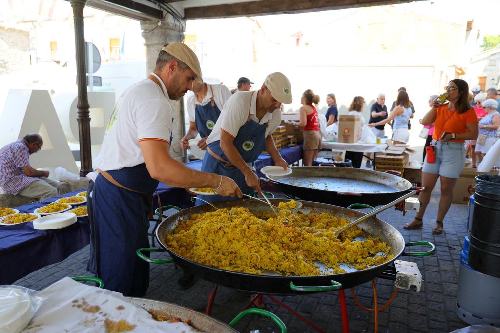 Pareja se vuelca con los ganaderos de la Sierra Norte afectados por los incendios 2 paella solidaria pareja 2