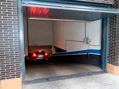 ¿Miras quién entra detrás de ti cuando abres el garaje? La Guardia Civil lanza este aviso de seguridad