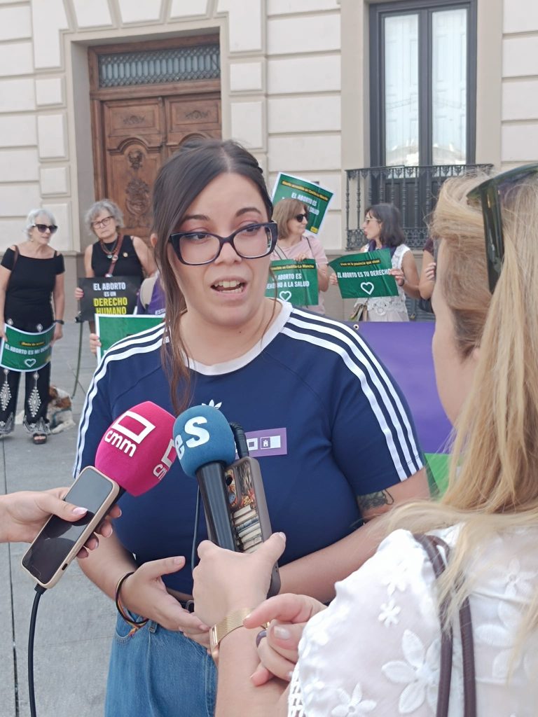 Una concentración en Alcázar de San Juan reclama una red pública de aborto en Castilla-La Mancha 4 redpublicaaborto 2 768x1024 1