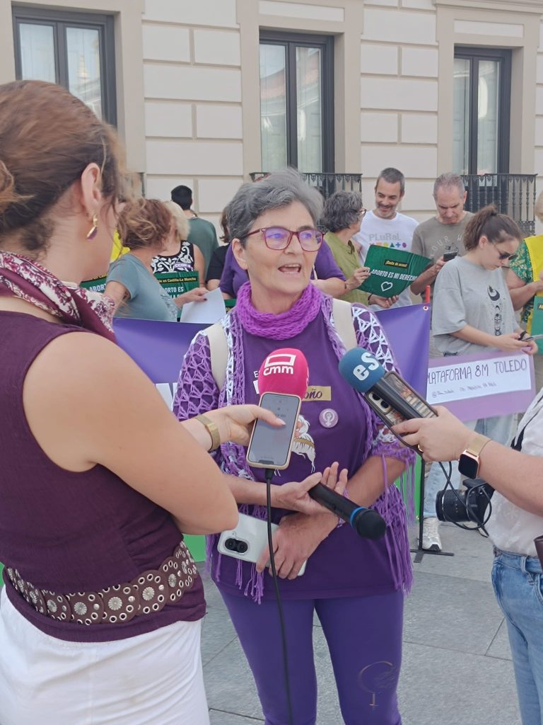 Una concentración en Alcázar de San Juan reclama una red pública de aborto en Castilla-La Mancha 3 redpublicaaborto 3 768x1024 1