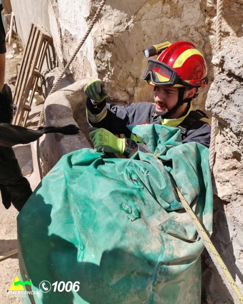 Rescatan a un perro tras caer a un pozo de unos diez metros en Villarrubia de los Ojos 2 Rescatan a un perro tras caer a un pozo de unos diez metros en Villarrubia de los Ojos