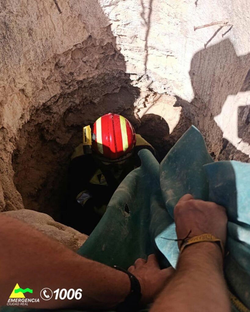 Rescatan a un perro tras caer a un pozo de unos diez metros en Villarrubia de los Ojos 3 Rescatan a un perro tras caer a un pozo de unos diez metros en Villarrubia de los Ojos