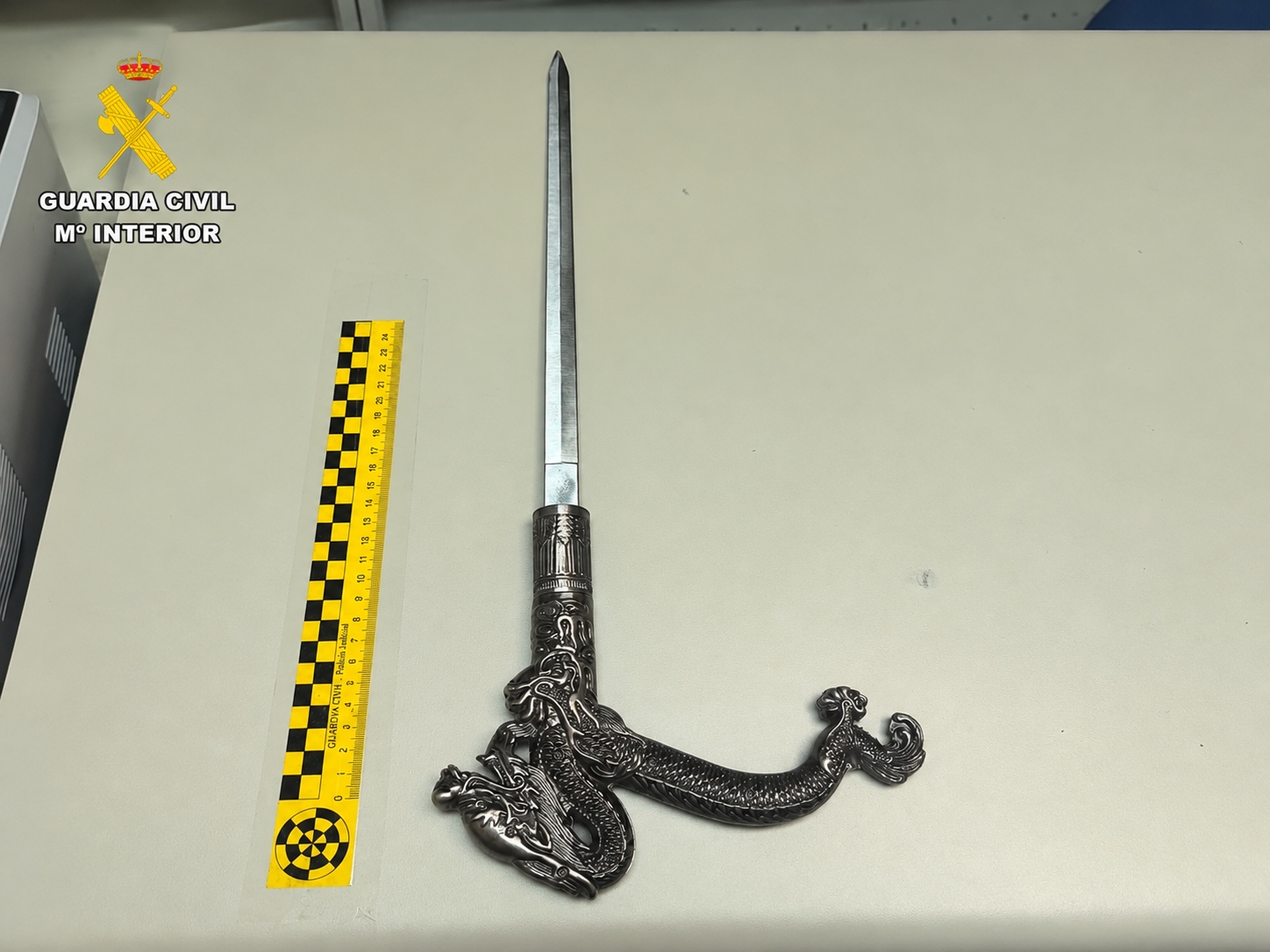 Dos detenidos tras un robo en una vivienda de Corral de Almaguer: uno intentó atacar a los agentes con un bastón-estoque