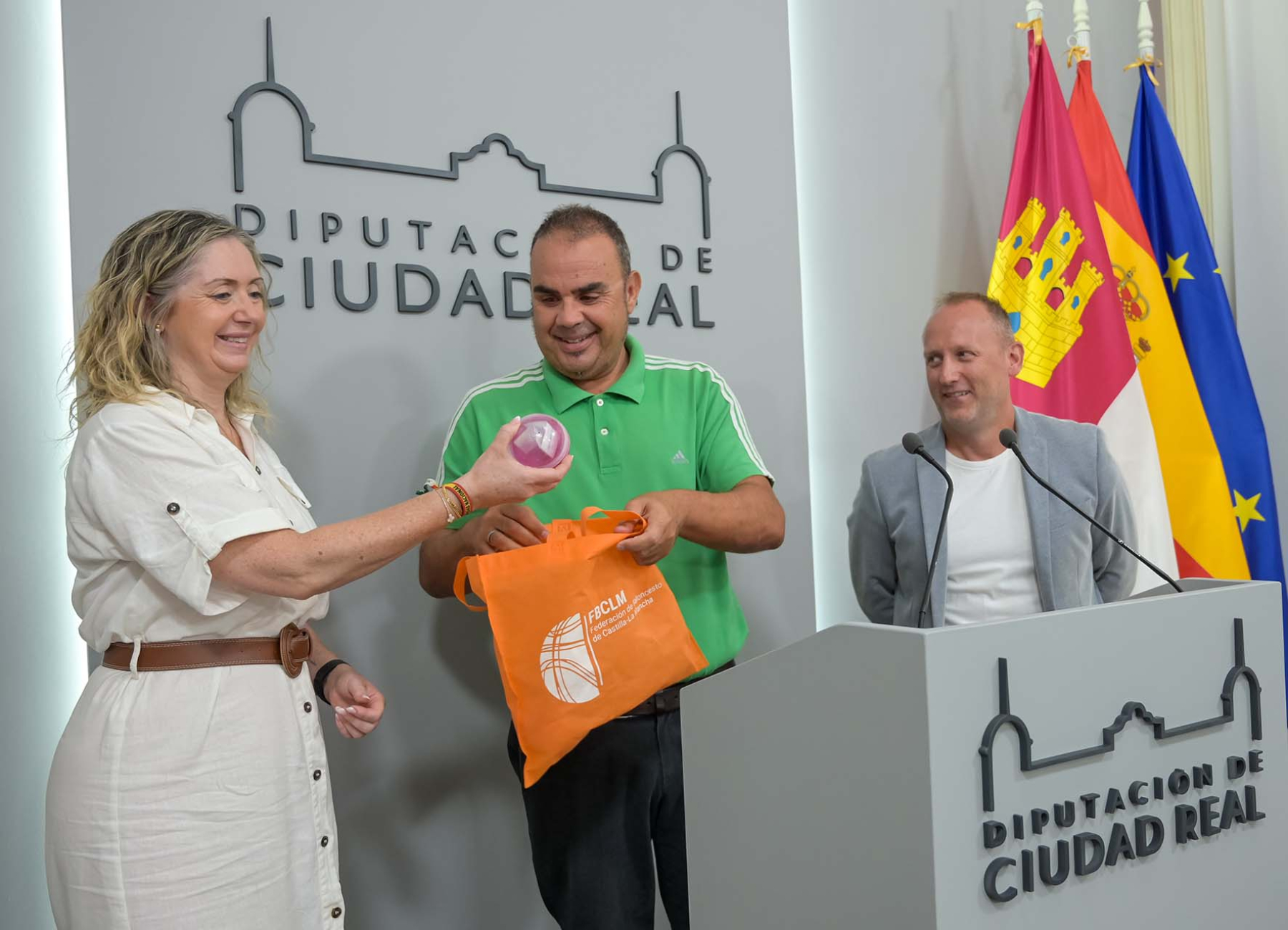 Saldaña anuncia una inversión de 30.000 euros para la realización del Trofeo Diputación de Baloncesto masculino y femenino 2 Saldaña anuncia una inversión de 30.000 euros para la realización del Trofeo Diputación de Baloncesto masculino y femenino
