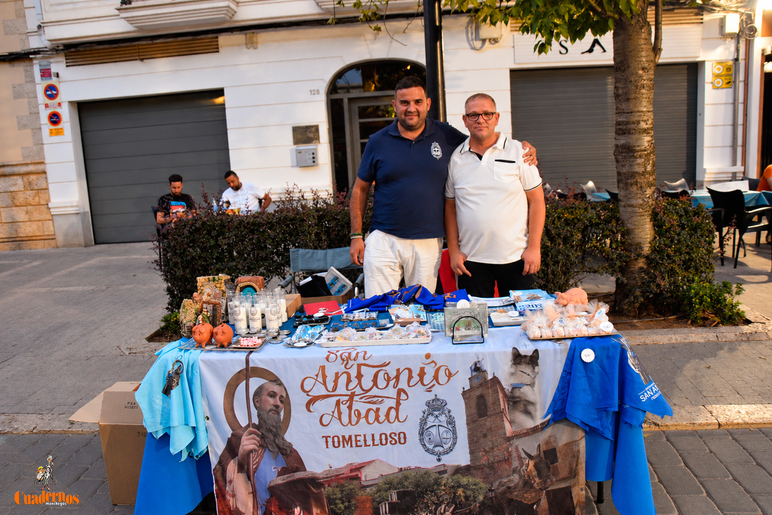 La Hermandad de San Antón Abad de Tomelloso acerca sus tradiciones al mercadillo de fin de temporada con una gran acogida vecinal