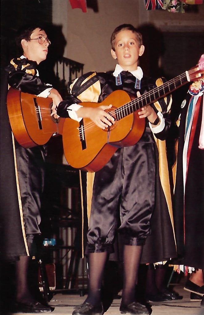 “La guitarra siempre estuvo conmigo: recuerdos de una pasión que nació en la infancia y sigue creciendo” 1 tocando guitarra tuna