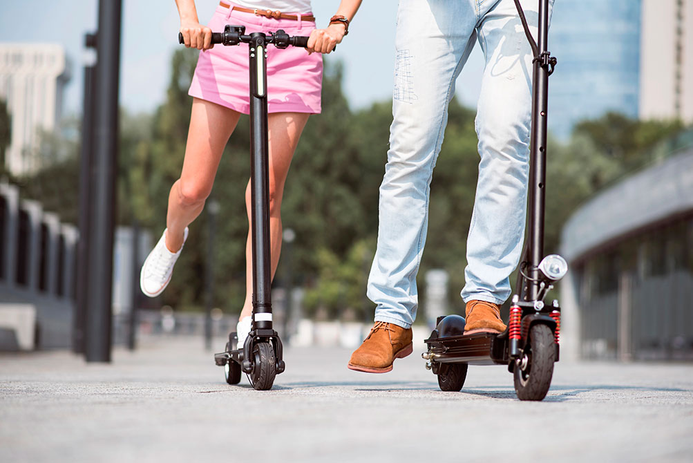 La DGT cambia las normas de tráfico desde el 1 de octubre: casco obligatorio, nuevas reglas para ciclistas, patinetes y motos