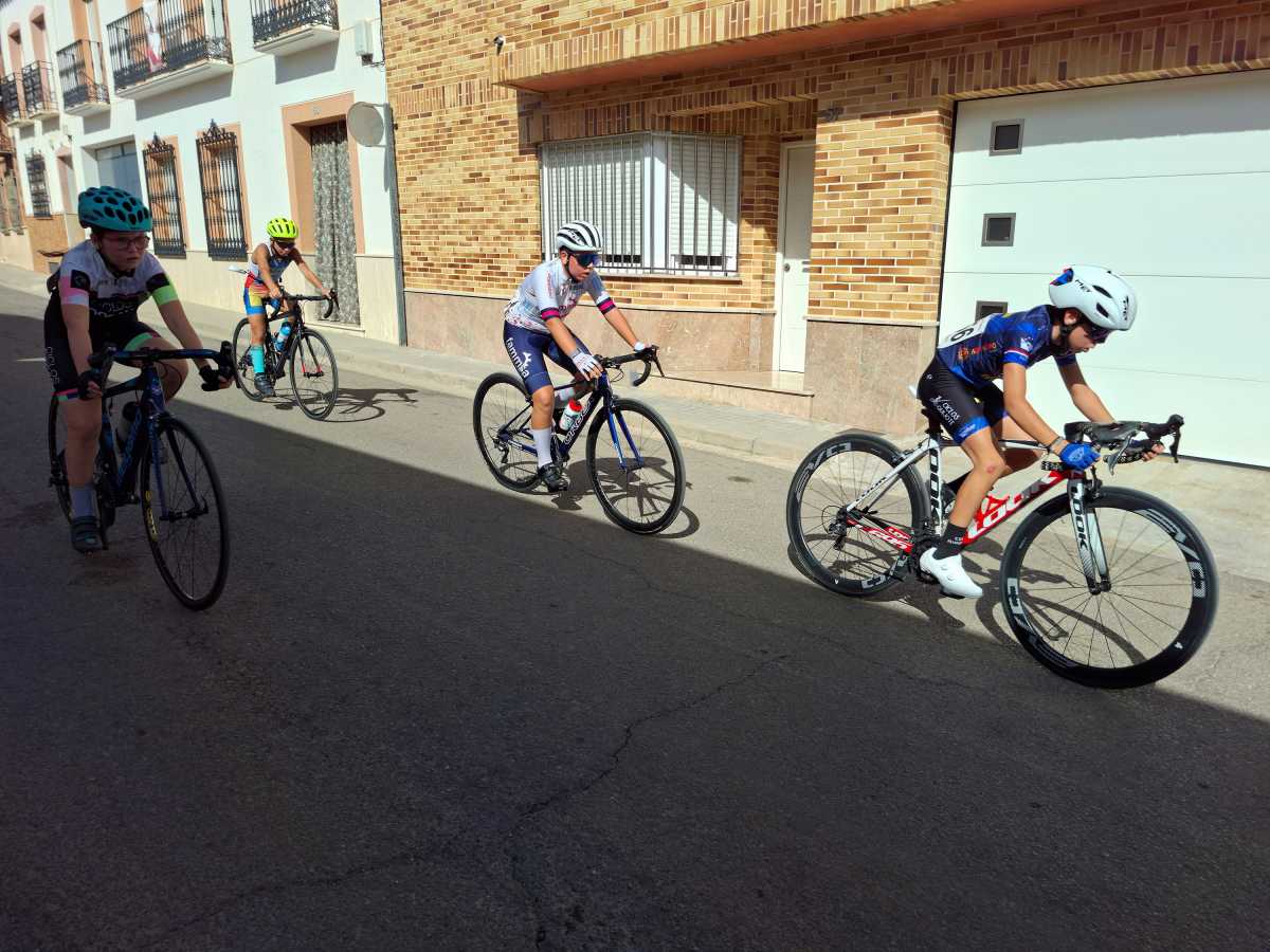 La cantera ciclista de Tomelloso brilla en Herencia con el podio de Valeria y Silvia Castillejos en el Trofeo Federación de Castilla-La Mancha