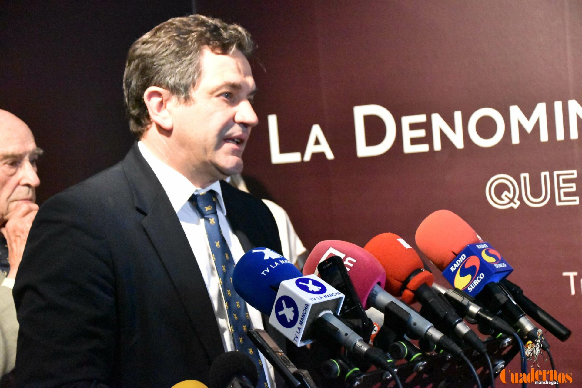 Entre los asistentes estuvieron el presidente la Cooperativa Bodeja y almazara Virgen de las Viñas, Rafael Torres; el consejero de Agricultura, Julián Martínez Lizán; el presidente de la Diputación de Ciudad Real, Miguel Ángel Valverde; la delegada provincial de Agricultura, Amparo Bremard; el gerente de la cooperativa, Enrique Cepeda; representantes de Globalcaja; el diputado provincial Benjamín de Sebastián; la directora general de Asuntos Europeos, Nazareth Rodrigo; representantes de empresas y entidades vinculadas al sector, además de miembros de Asaja como Fernando Villena y de la junta rectora de la propia cooperativa.