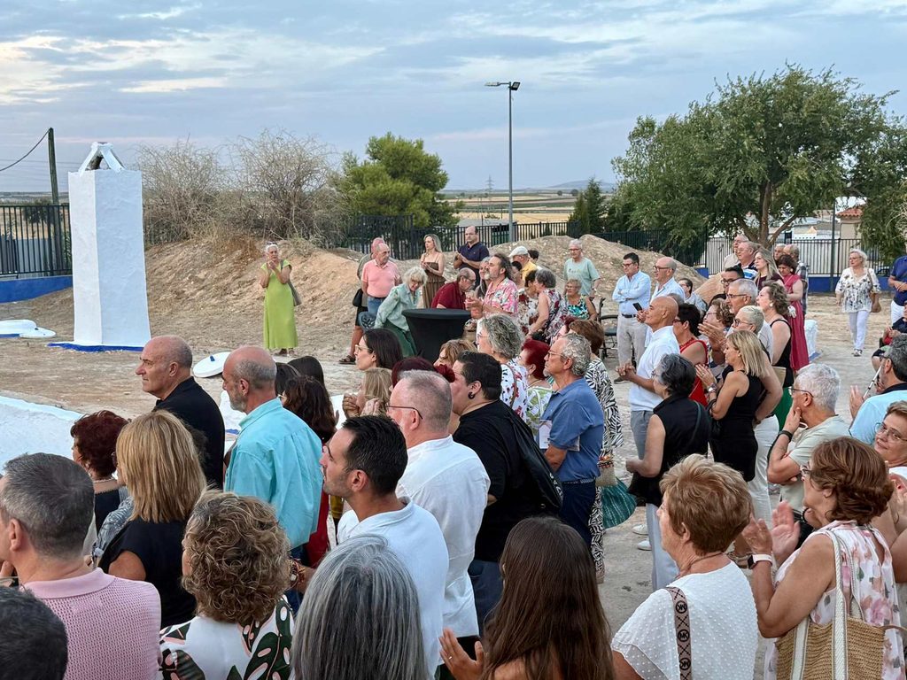 El arte contemporáneo reúne a personas de todas las edades en la inauguración de las muestras “EntreSILOS” y “Mujeres y Artistas” en Villacañas 7 villacanas entre silos 1