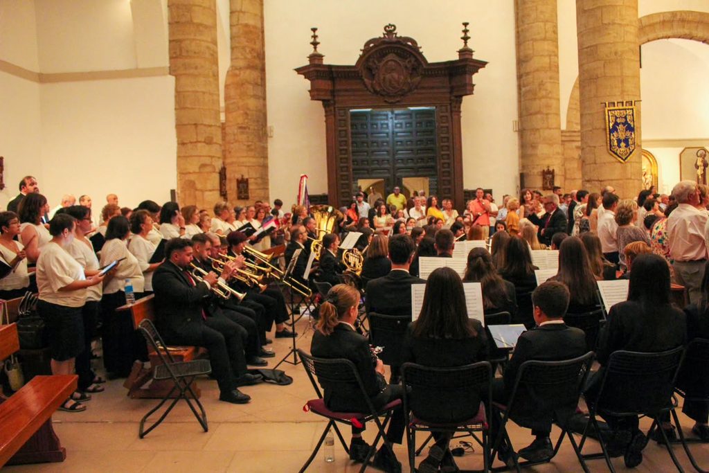 Argamasilla de Alba mantiene viva la tradición de la Virgen de Peñarroya con una noche de música y devoción 7 virgen penarroya argamasilla 8