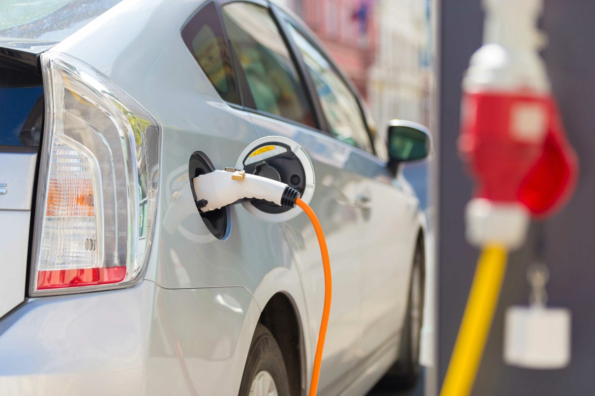 Autónomos y empresas ya pueden pedir las ayudas Auto+ para coches y furgonetas eléctricas: hay 50 millones disponibles