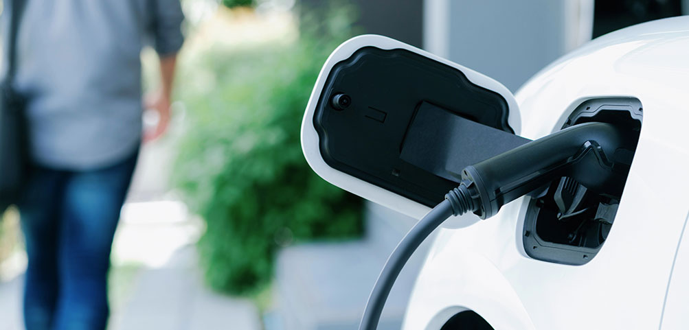 Autónomos y empresas ya pueden pedir las nuevas ayudas Auto+: hasta 12.000 euros para comprar determinados vehículos eléctricos