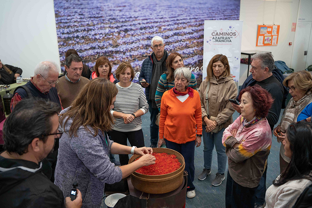Más de un centenar de turistas descubrirán en Minaya el viaje del Azafrán de La Mancha del campo a la mesa 3 azafrandelamancha minaya 3
