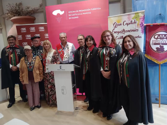 La Asociación de Catadores de Castilla-La Mancha presenta su indumentaria cofrade y el programa de su Gran Capítulo Enogastronómico 4 cata gran capitulo gastronomico madrid 3