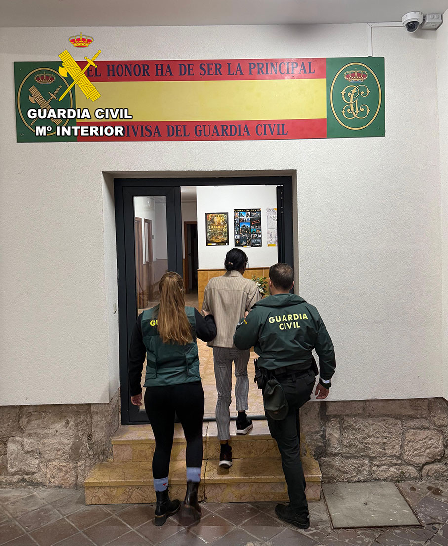 La pillan de madrugada con la tarjeta de un hombre de 89 años tras días sacando 1.000 euros del cajero