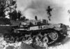 Qué pasó un 6 de octubre: de la Guerra de Yom Kipur al histórico anuncio de 51 Pegasi b Un soldado egipcio salta desde un carro de combate israelí inutilizado en el desierto del Sinaí durante la Guerra de Yom Kipur, el 19 de octubre de 1973.