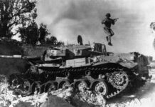 Qué pasó un 6 de octubre: de la Guerra de Yom Kipur al histórico anuncio de 51 Pegasi b Un soldado egipcio salta desde un carro de combate israelí inutilizado en el desierto del Sinaí durante la Guerra de Yom Kipur, el 19 de octubre de 1973.
