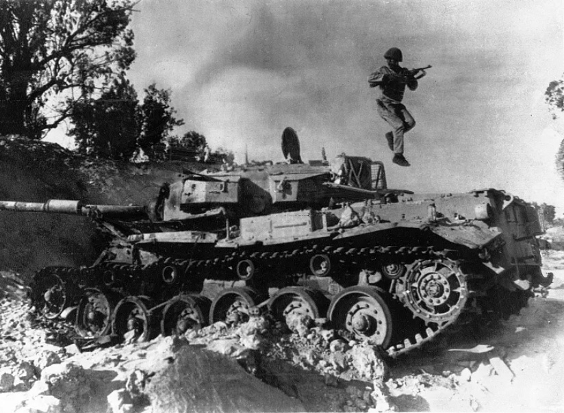 Un soldado egipcio salta desde un carro de combate israelí inutilizado en el desierto del Sinaí durante la Guerra de Yom Kipur, el 19 de octubre de 1973.