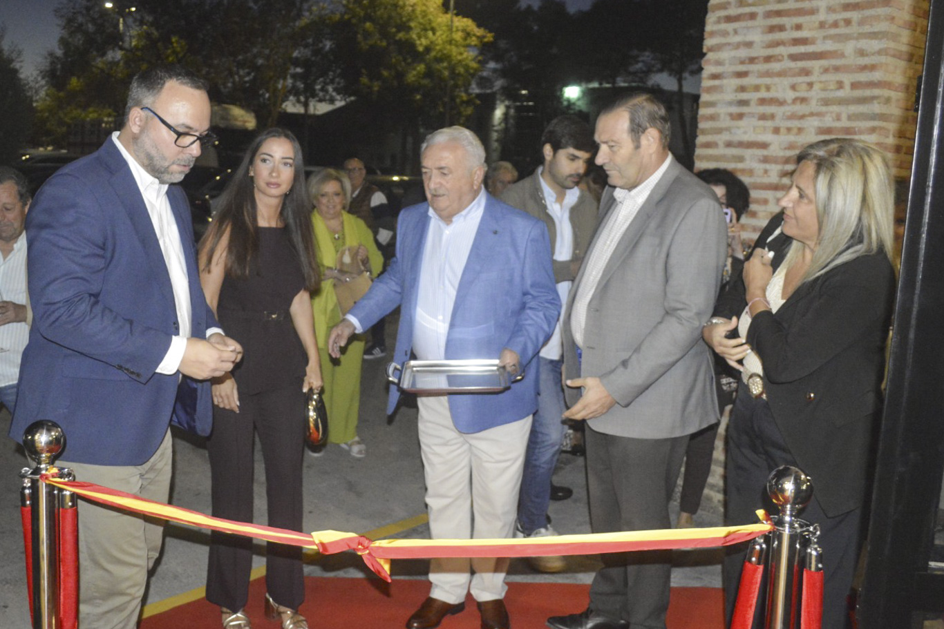 El alcalde asiste a la inauguración del Bar Alhambra que reabre sus puertas manteniendo su esencia pero con imagen renovada