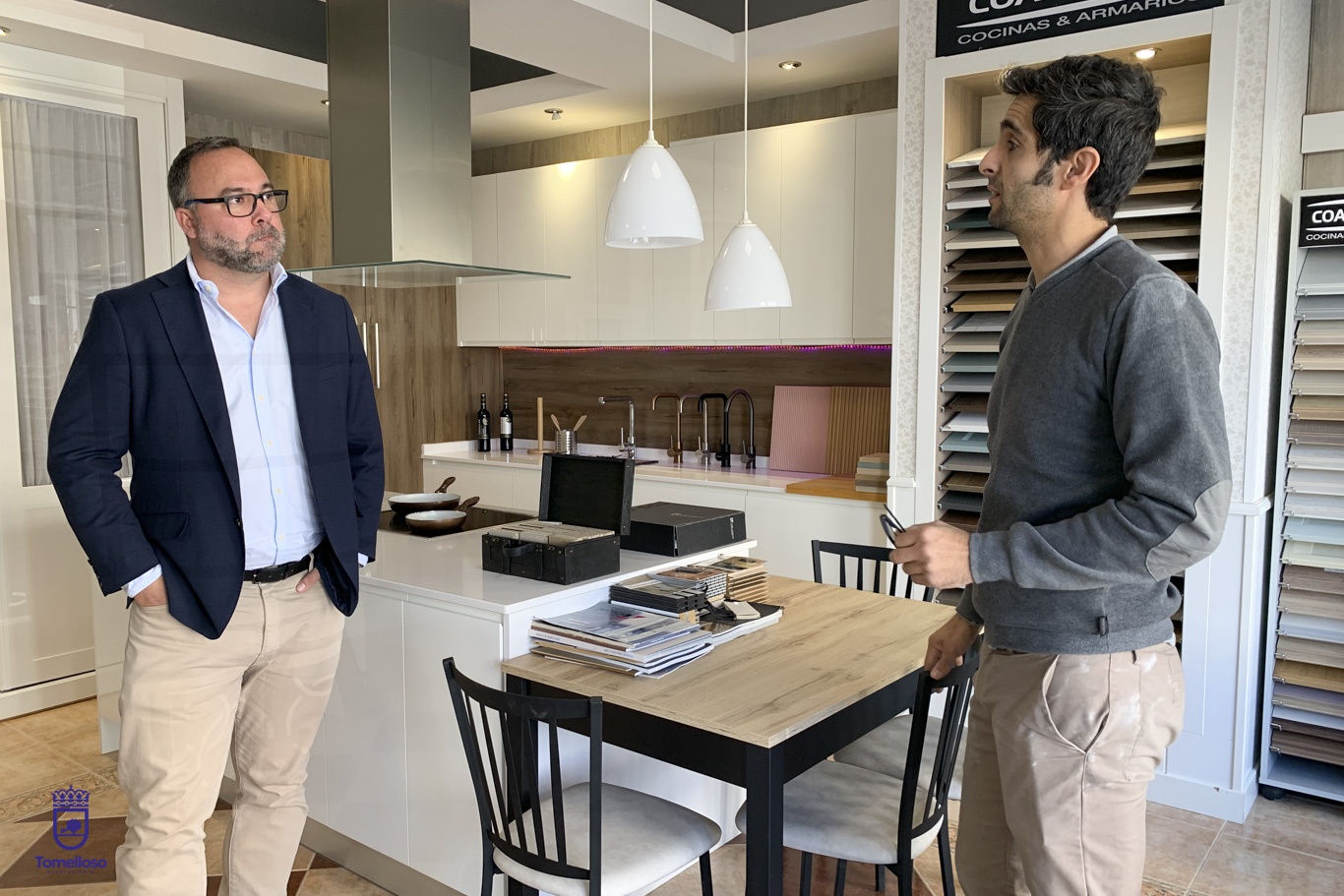 Coarmobe encara una nueva etapa de crecimiento en Tomelloso con la ampliación de sus instalaciones 1 El alcalde visita Coarmobe, empresa local de carpintería, especializada en cocinas, que afronta una nueva etapa de crecimiento