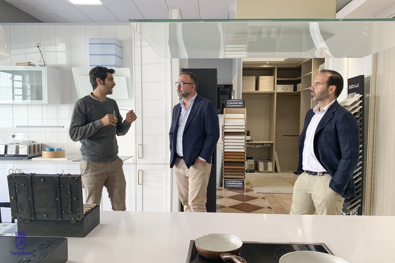 El alcalde visita Coarmobe, empresa local de carpintería, especializada en cocinas, que afronta una nueva etapa de crecimiento