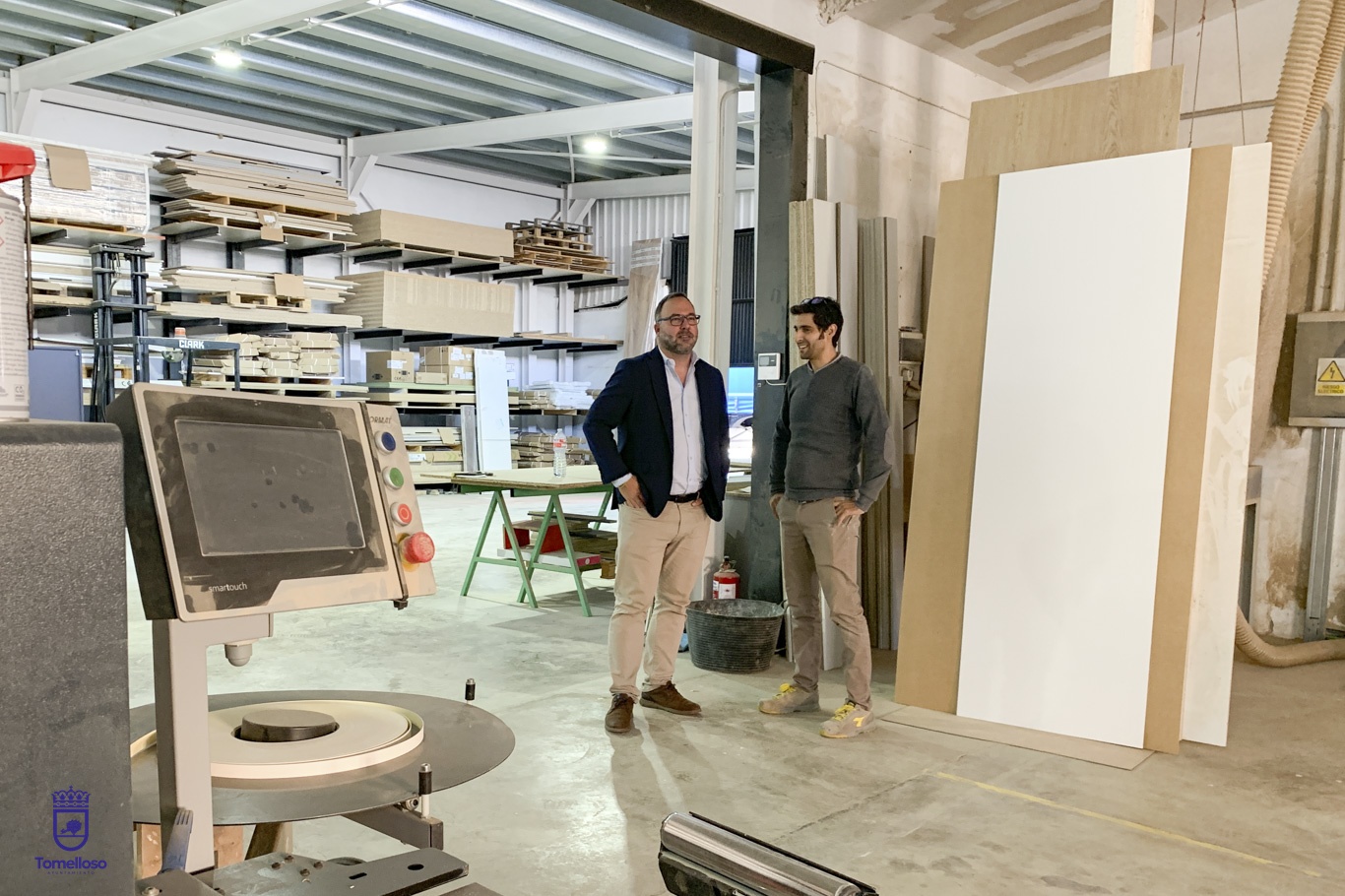 Coarmobe encara una nueva etapa de crecimiento en Tomelloso con la ampliación de sus instalaciones 6 El alcalde visita Coarmobe, empresa local de carpintería, especializada en cocinas, que afronta una nueva etapa de crecimiento