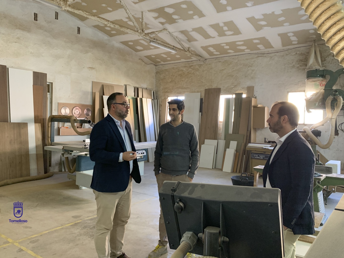 Coarmobe encara una nueva etapa de crecimiento en Tomelloso con la ampliación de sus instalaciones 8 El alcalde visita Coarmobe, empresa local de carpintería, especializada en cocinas, que afronta una nueva etapa de crecimiento