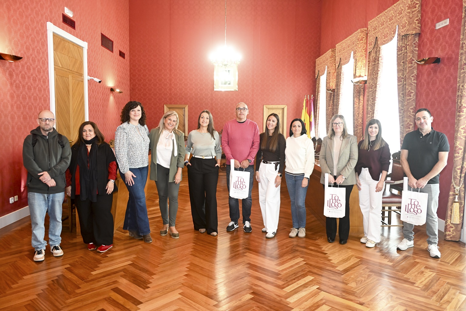 El Ayuntamiento recibe a los docentes del Proyecto Tres en Raya en el que participa el CEIP Maternidad