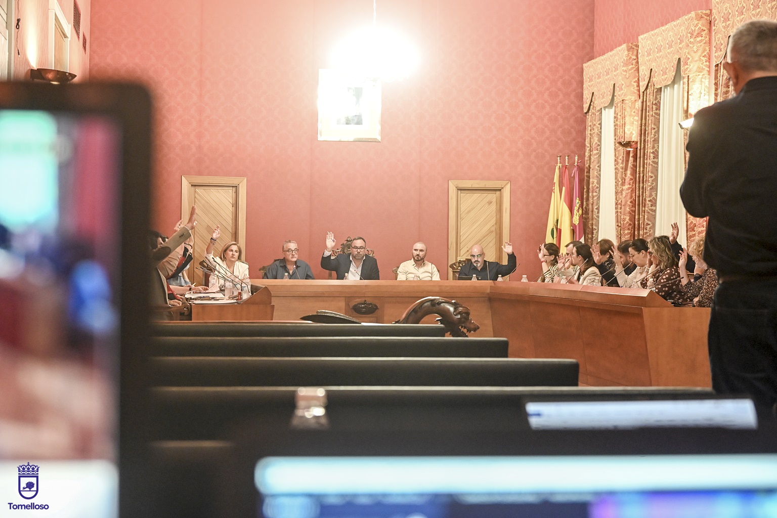 El pleno municipal aprueba bajadas de tasas para nadadores federados y terrazas de hostelería