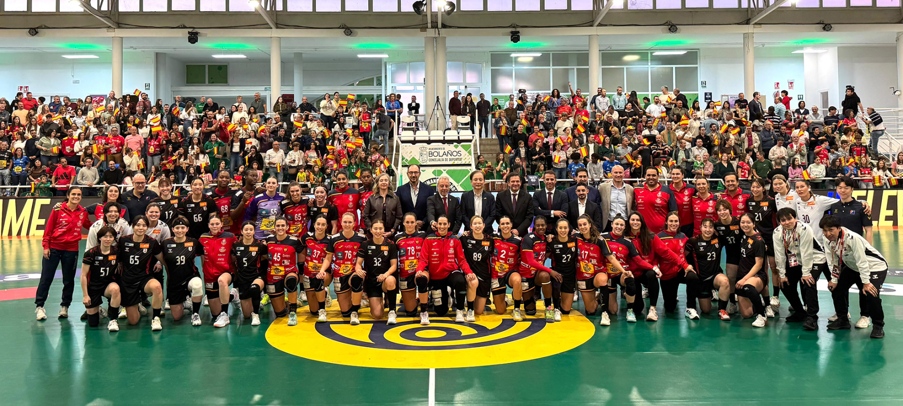 El presidente de la Diputación de Ciudad Real destaca el carácter “histórico” del encuentro entre la selección femenina de balonmano de España y Japón en Bolaños, al que ha asistido el embajador nipón en nuestro país