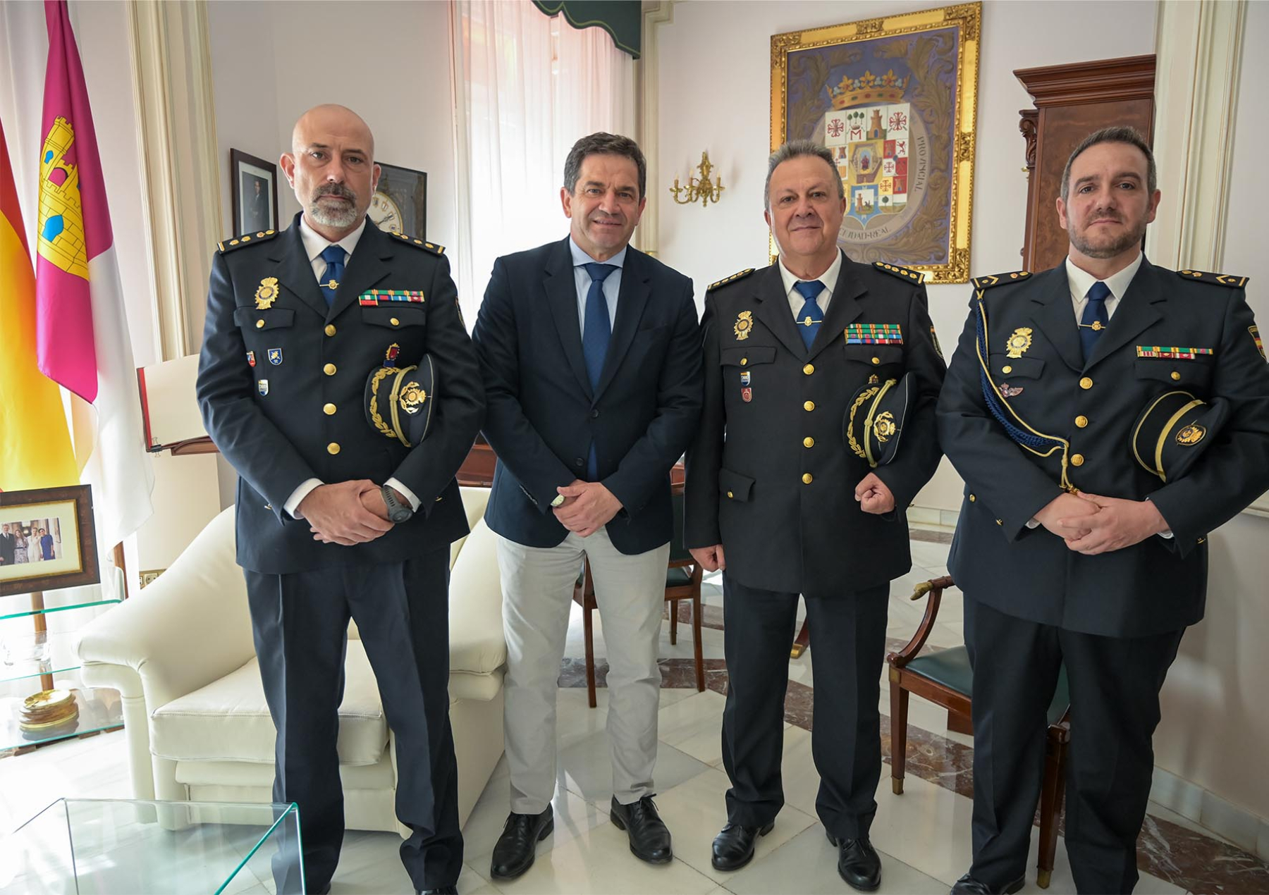 Valverde recibe a José Alberto Camacho tras su nombramiento como nuevo jefe superior de Policía de Castilla-La Mancha 1 El presidente de la Diputación de Ciudad Real recibe a José Alberto Camacho tras su nombramiento como nuevo jefe superior de Policía de Castilla-La Mancha