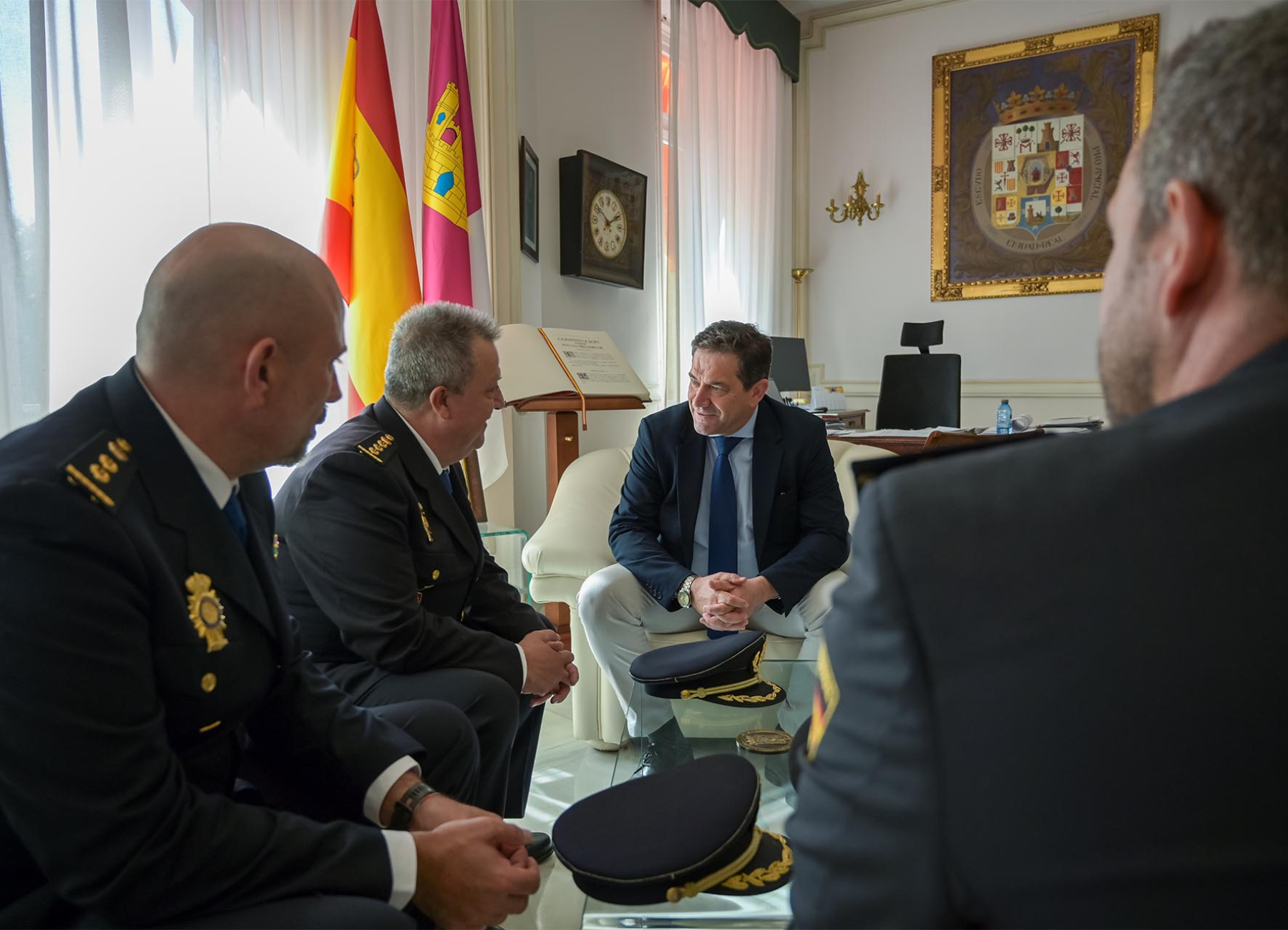 Valverde recibe a José Alberto Camacho tras su nombramiento como nuevo jefe superior de Policía de Castilla-La Mancha 3 El presidente de la Diputación de Ciudad Real recibe a José Alberto Camacho tras su nombramiento como nuevo jefe superior de Policía de Castilla-La Mancha