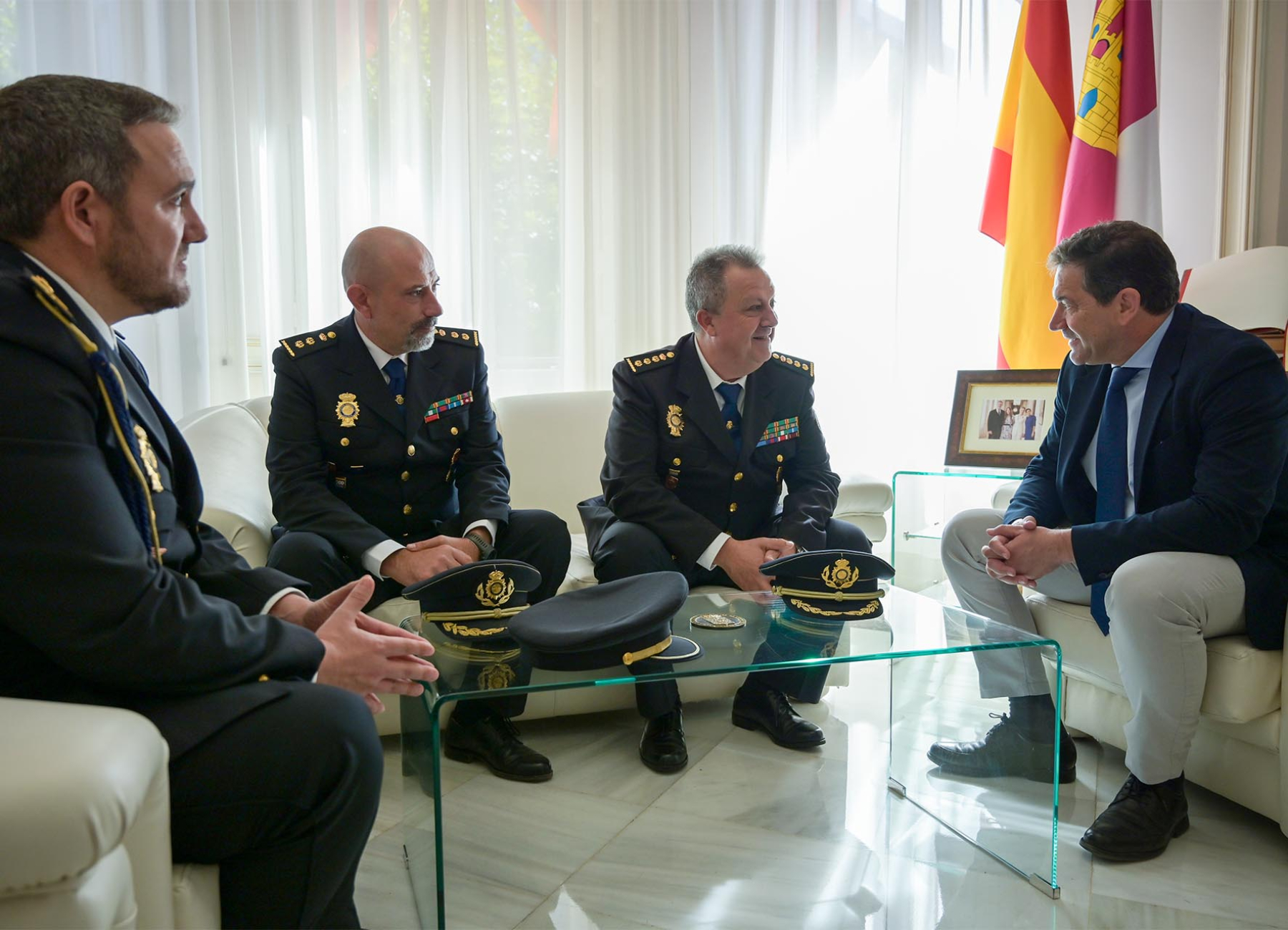 Valverde recibe a José Alberto Camacho tras su nombramiento como nuevo jefe superior de Policía de Castilla-La Mancha 2 El presidente de la Diputación de Ciudad Real recibe a José Alberto Camacho tras su nombramiento como nuevo jefe superior de Policía de Castilla-La Mancha
