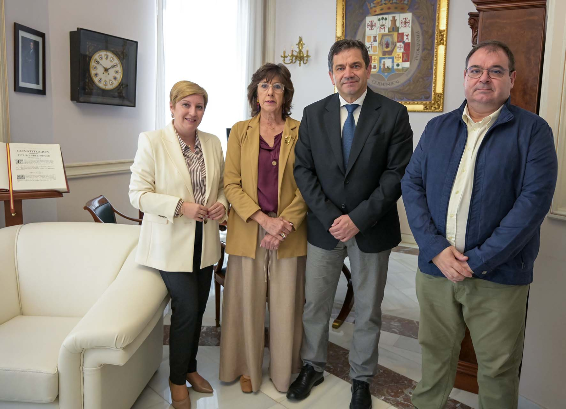 Valverde recibe al Colegio Oficial de Graduados Sociales de Ciudad Real con motivo de la conmemoración de su 25 aniversario 1 El presidente de la Diputación recibe al Colegio Oficial de Graduados Sociales de Ciudad Real con motivo de la conmemoración de su 25 aniversario