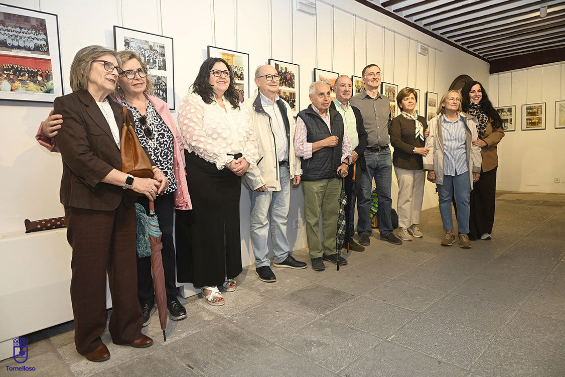 Inaugurada en la Posada de los Portales la exposición fotográfica por el 70 aniversario de la parroquia Santo Tomás de Villanueva