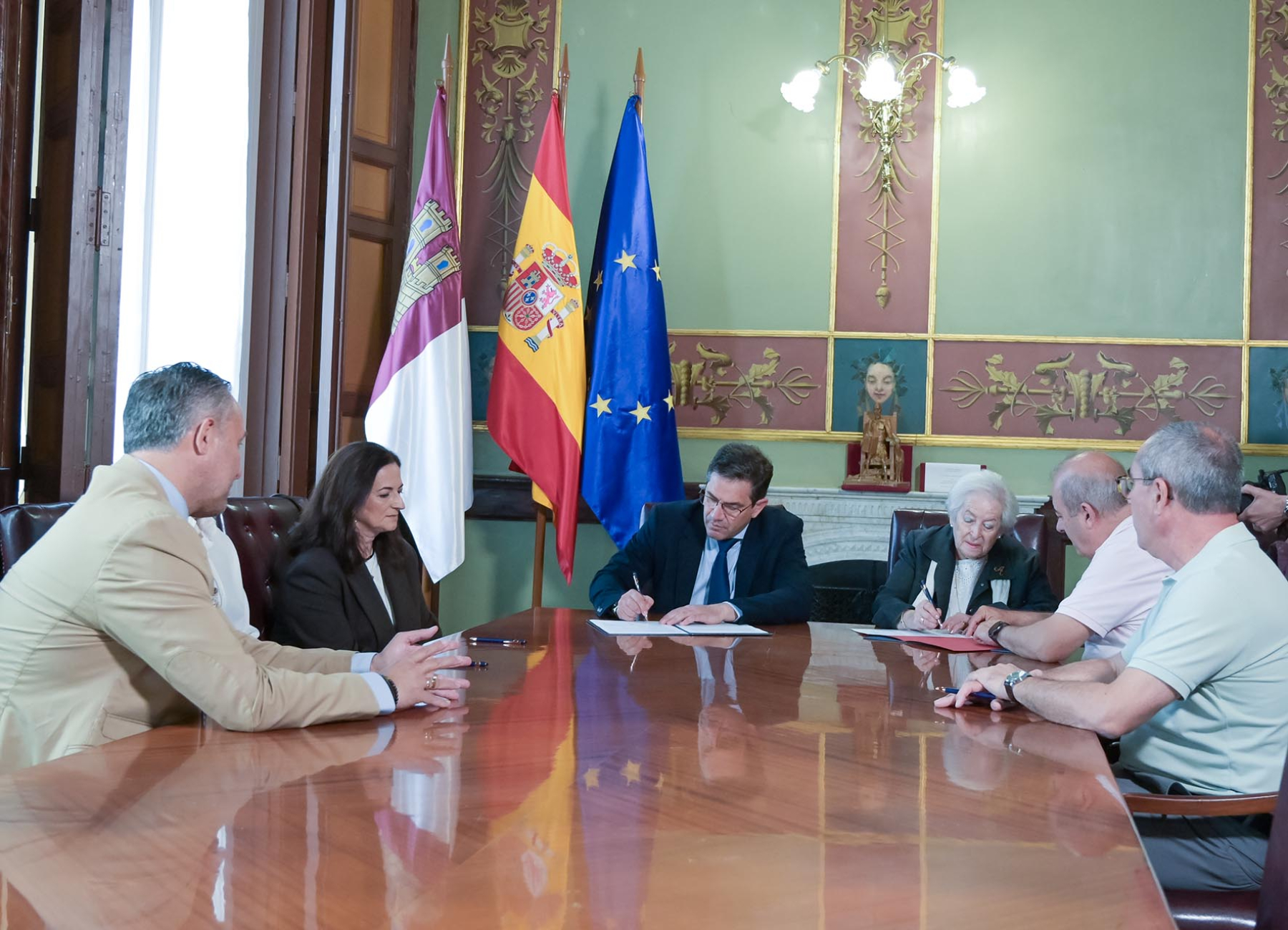 Firmado en la Diputación el contrato de adquisición del legado fotográfico de Manuel Herrera Piña, testimonio de la historia y la identidad de la provincia 2 Firmado en la Diputación el contrato de adquisición del legado fotográfico de Manuel Herrera Piña, testimonio de la historia y la identidad de la provincia