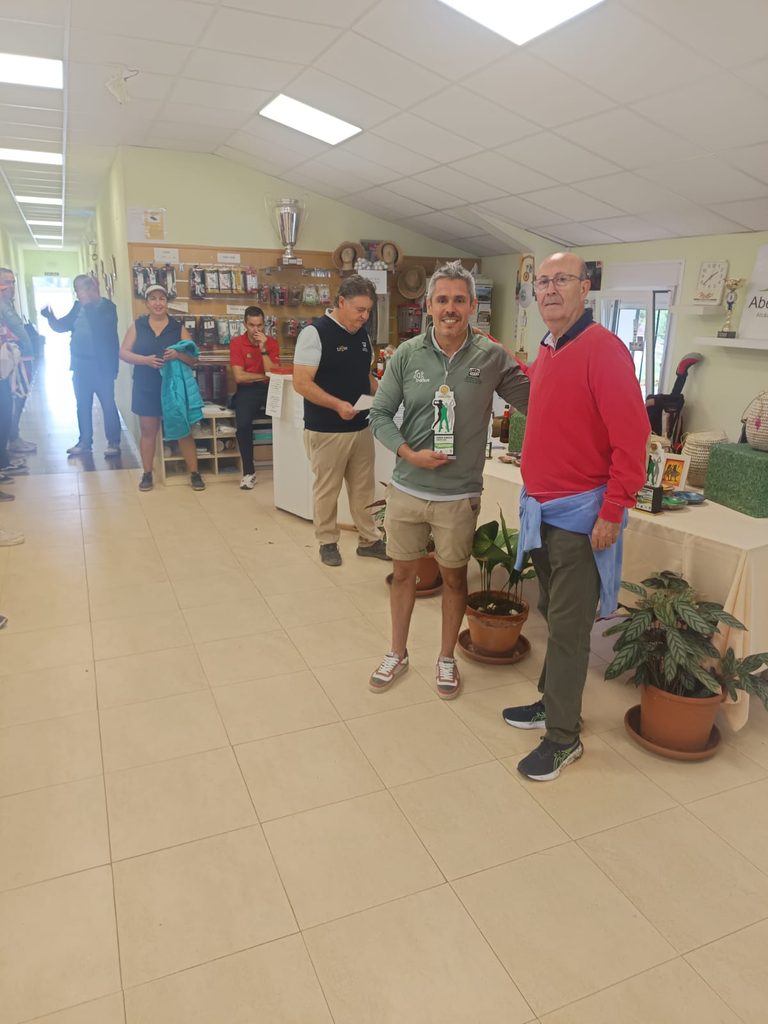 El Torneo Benéfico Fundación Kirira reúne a 80 jugadores de golf en una jornada marcada por la solidaridad y el esfuerzo ante la lluvia y el viento 7 golffundacionkirira 10 768x1024 1