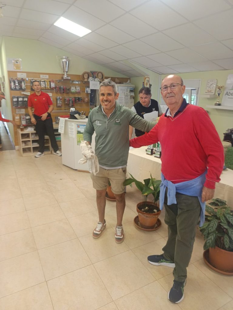 El Torneo Benéfico Fundación Kirira reúne a 80 jugadores de golf en una jornada marcada por la solidaridad y el esfuerzo ante la lluvia y el viento 8 golffundacionkirira 11 768x1024 1